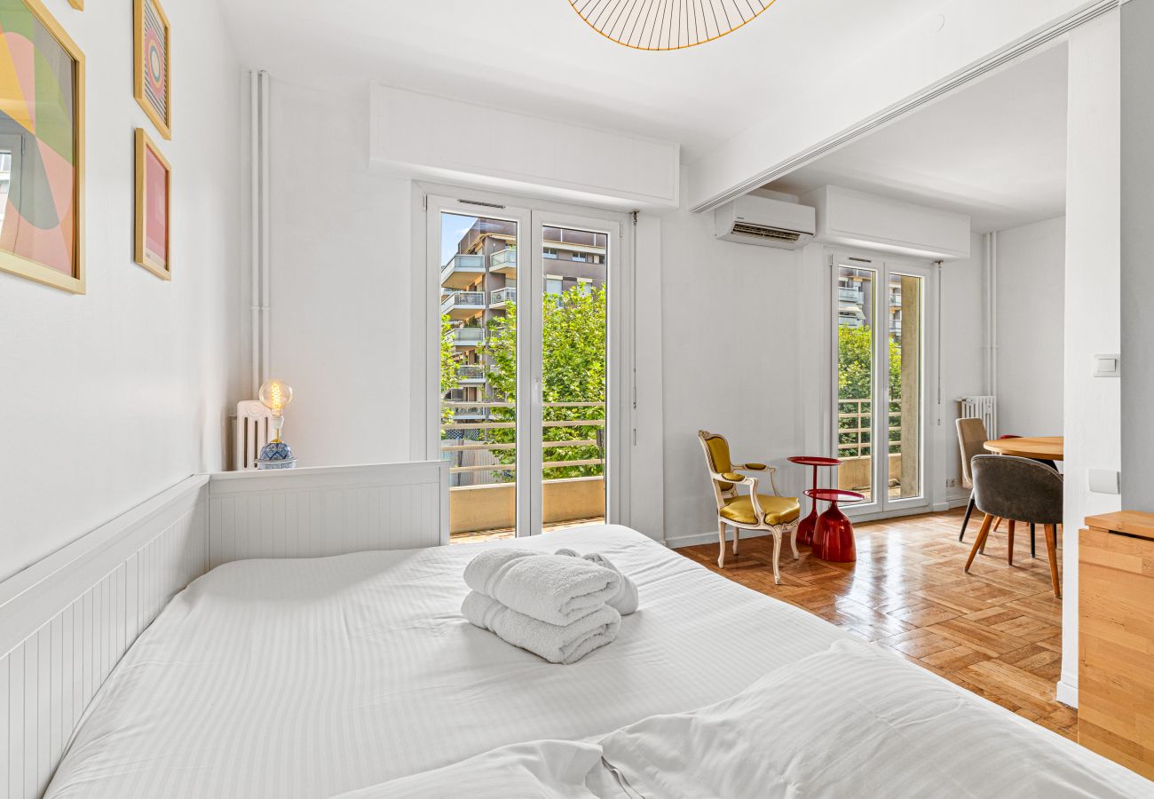 Apartment in Nice - Comfortable & Bright 2 Bedroom