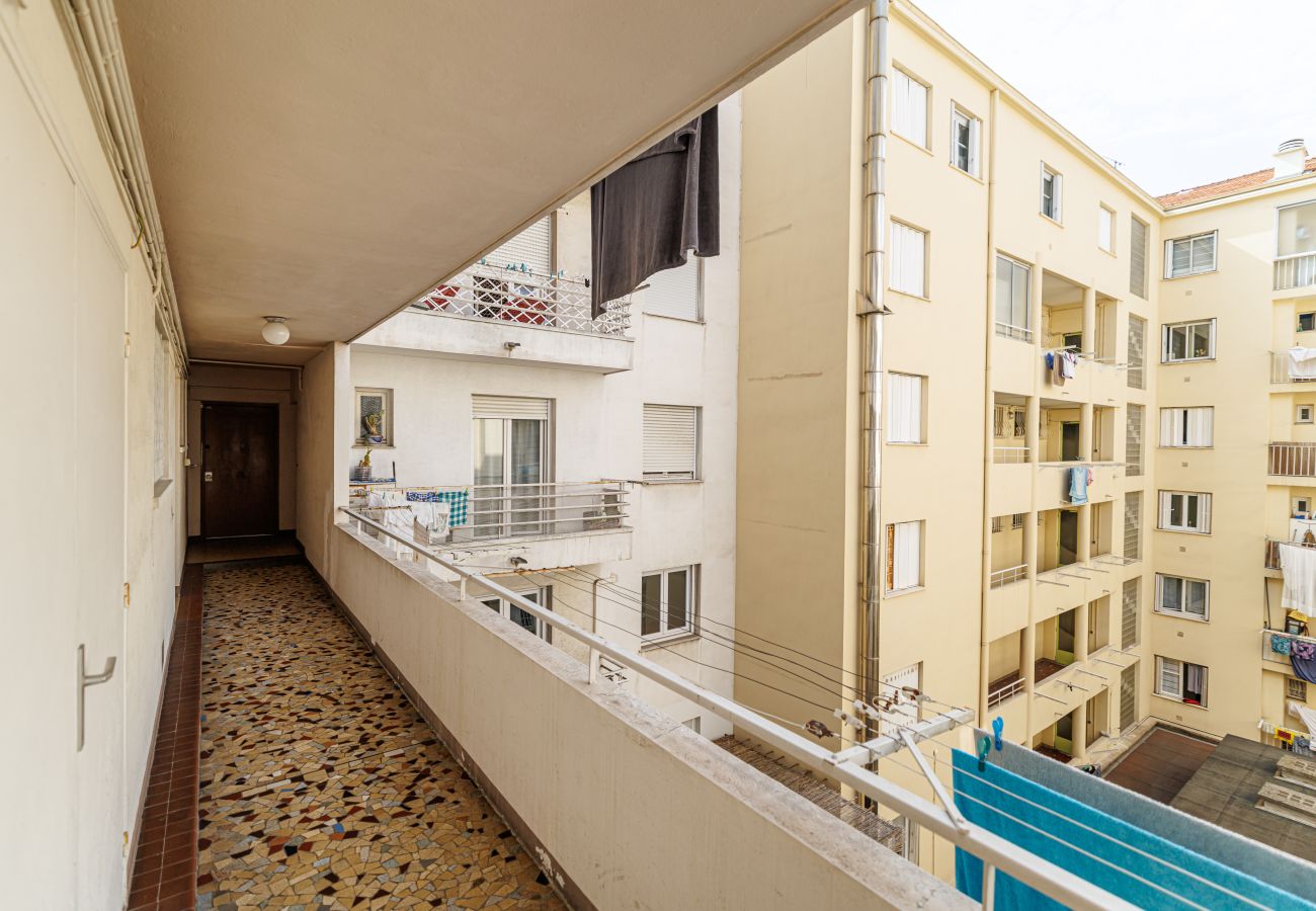 Apartment in Nice - Comfortable & Bright 2 Bedroom