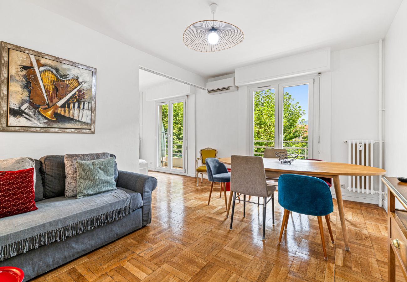 Apartment in Nice - Comfortable & Bright 2 Bedroom