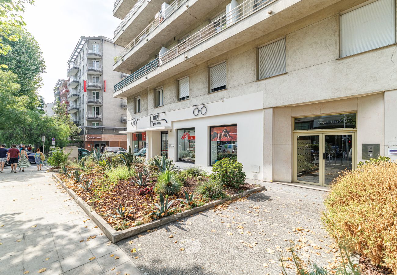 Apartment in Nice - Comfortable & Bright 2 Bedroom