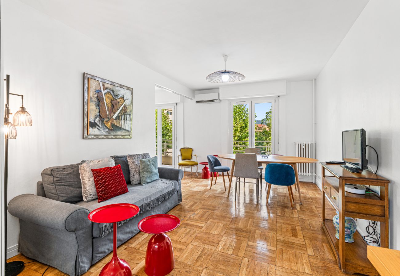 Apartment in Nice - Comfortable & Bright 2 Bedroom