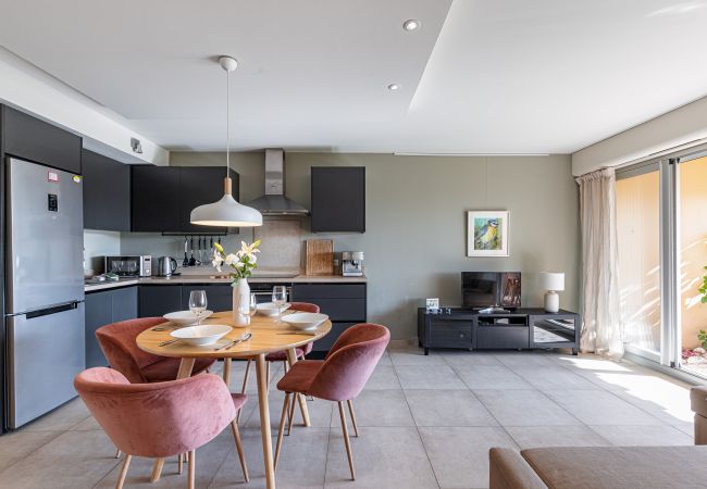 Appartement à Villefranche-sur-Mer - Vue mer, 2 Chambres, Jardin, Piscine & Parking Appartement à Villefranche-sur-Mer - Vue mer, 2 Chambres, Jardin, Piscine & Parking