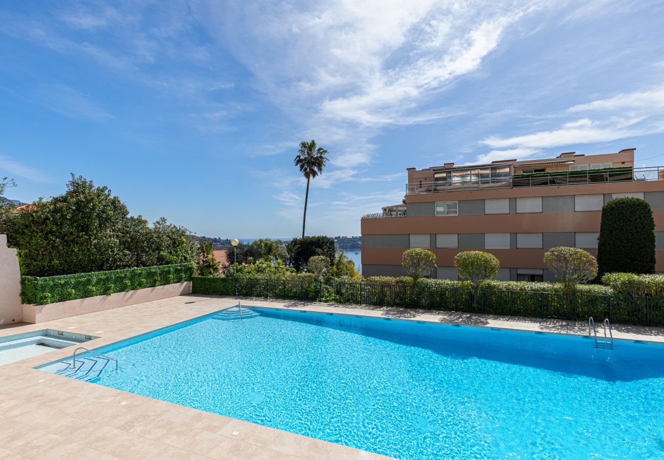 Appartement à Villefranche-sur-Mer - Vue mer, 2 Chambres, Jardin, Piscine & Parking