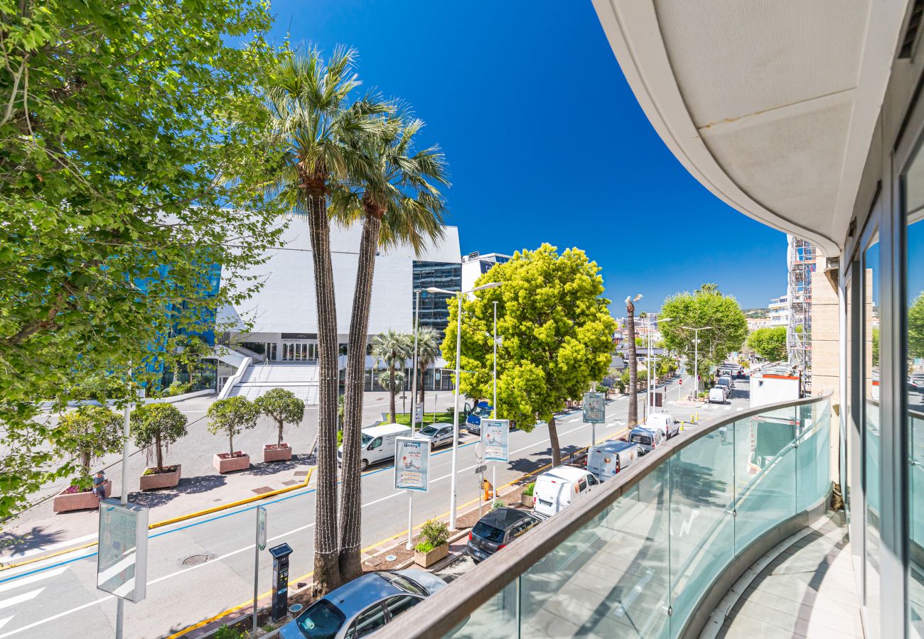 Appartement à Cannes - Grand 3 pièces face aux Marches du Palais