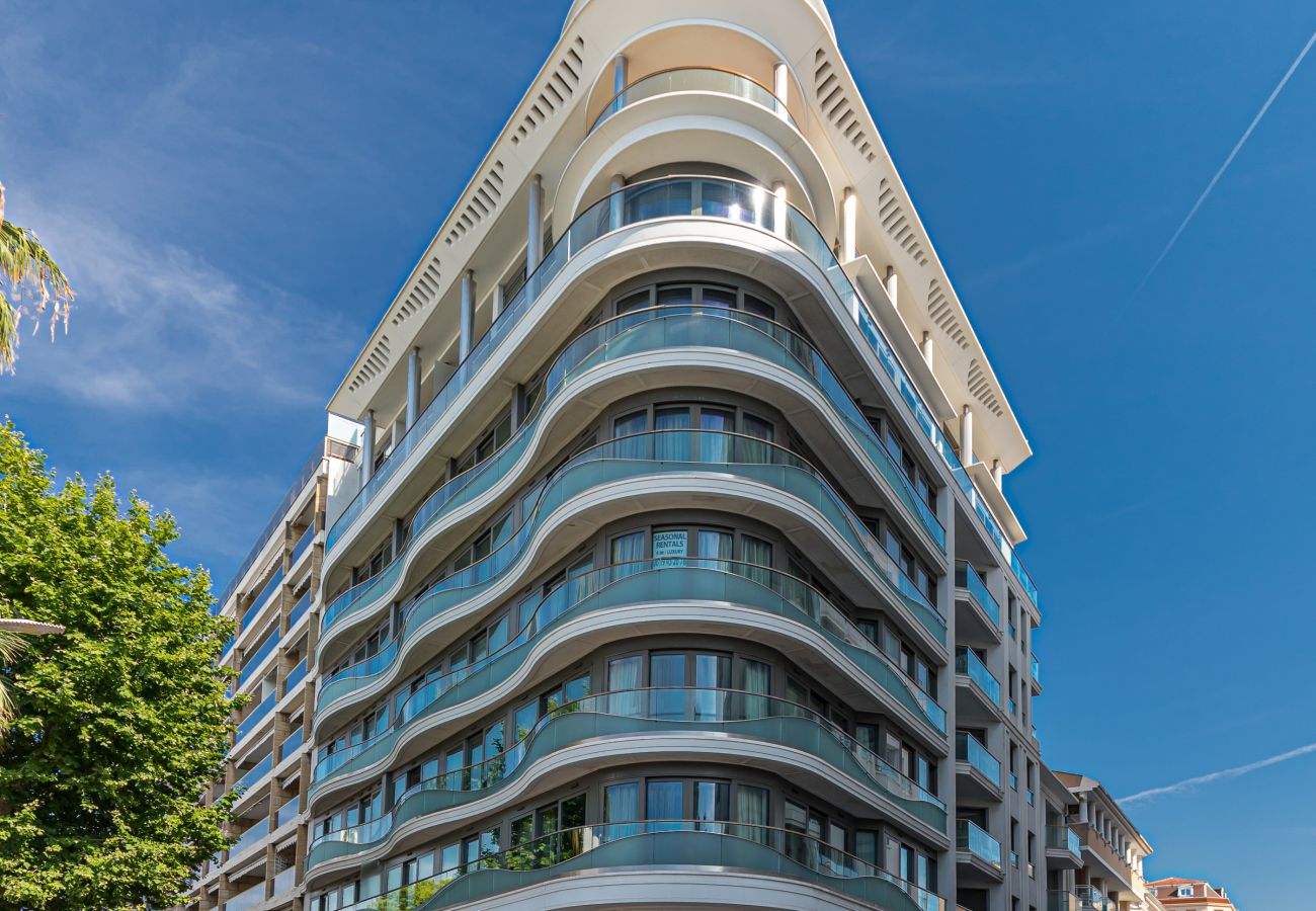 Appartement à Cannes - Grand 3 pièces face aux Marches du Palais