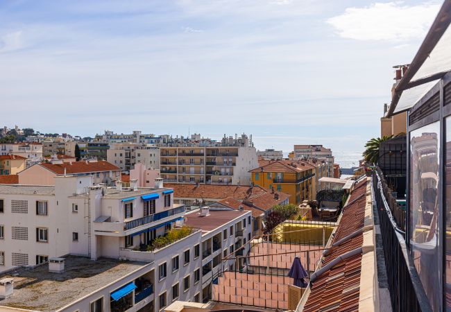 Appartement à Nice - Vue Extraordinaire sur le Port & Parking - 2 pièces Appartement à Nice - Vue Extraordinaire sur le Port & Parking - 2 pièces