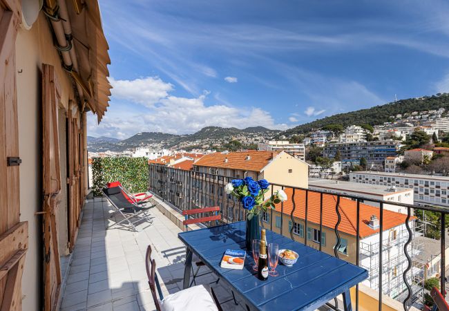 Appartement à Nice - Vue Extraordinaire sur le Port & Parking - 2 pièces Appartement à Nice - Vue Extraordinaire sur le Port & Parking - 2 pièces