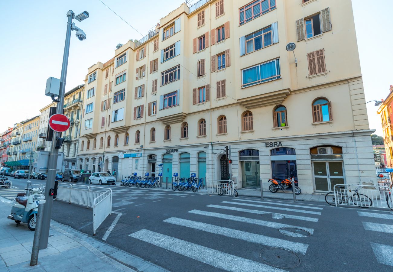 Appartement à Nice - Vue Extraordinaire sur le Port & Parking - 2 pièces