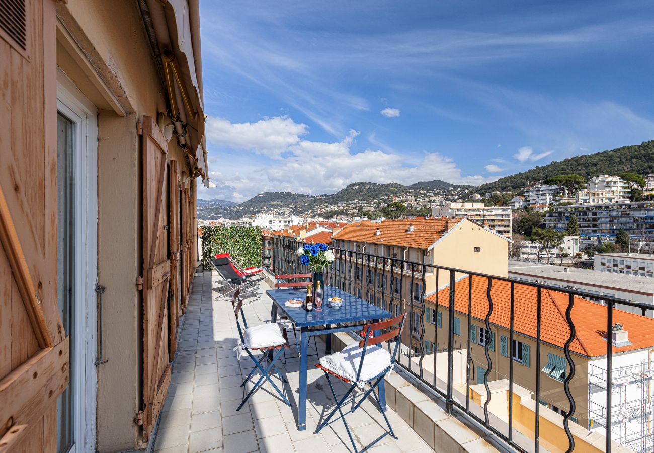 Appartement à Nice - Vue Extraordinaire sur le Port & Parking - 2 pièces