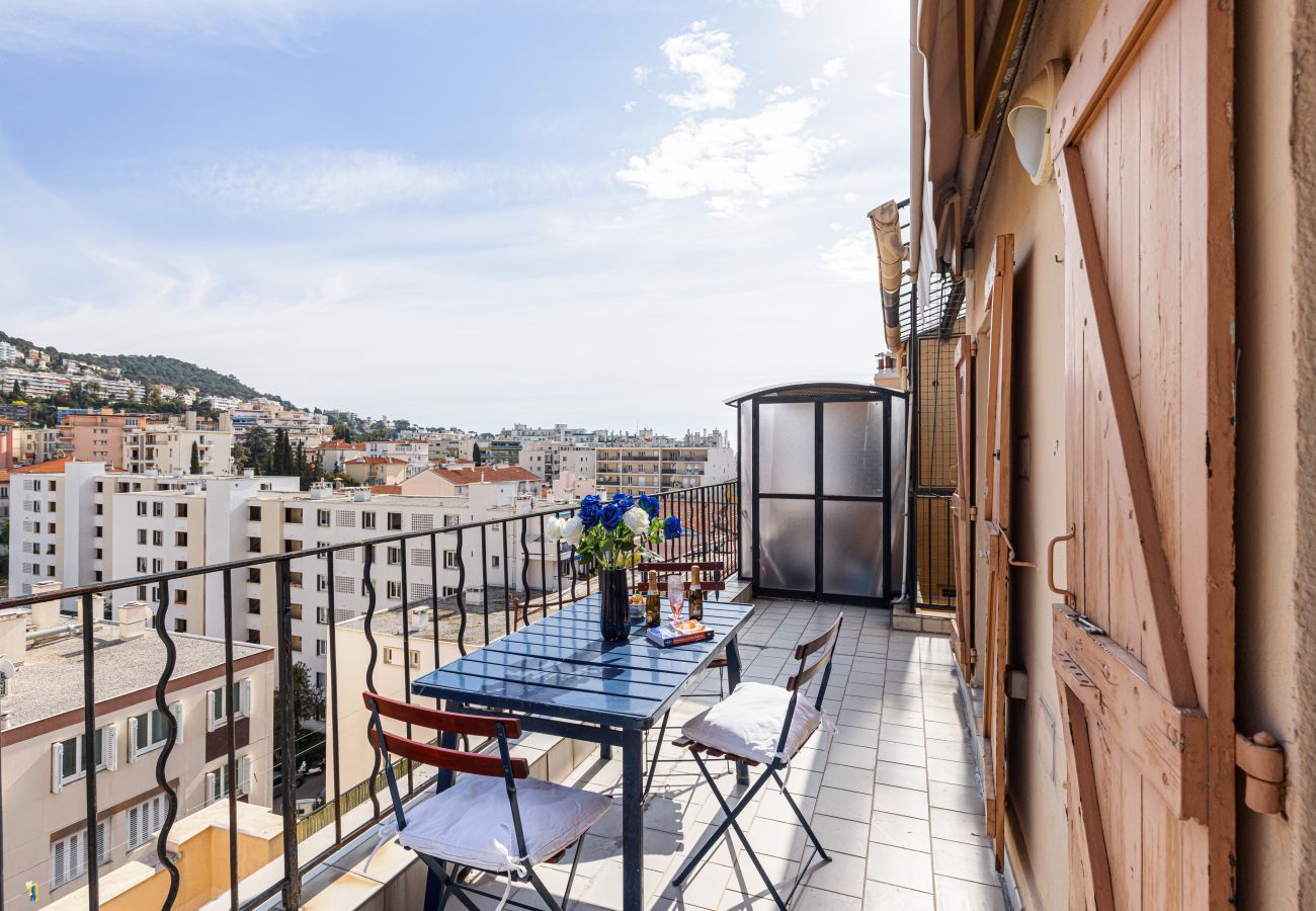 Appartement à Nice - Vue Extraordinaire sur le Port & Parking - 2 pièces