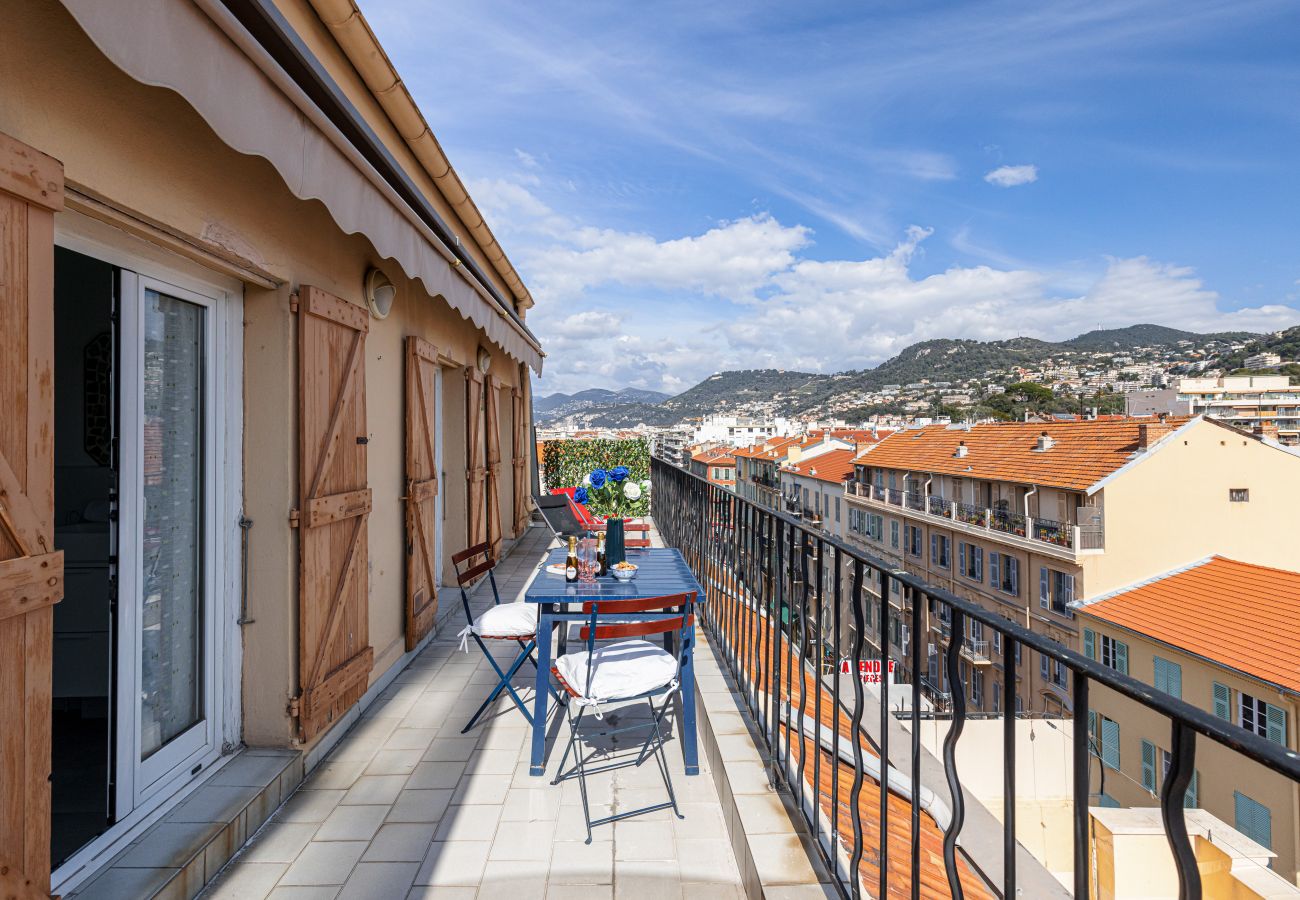 Appartement à Nice - Vue Extraordinaire sur le Port & Parking - 2 pièces