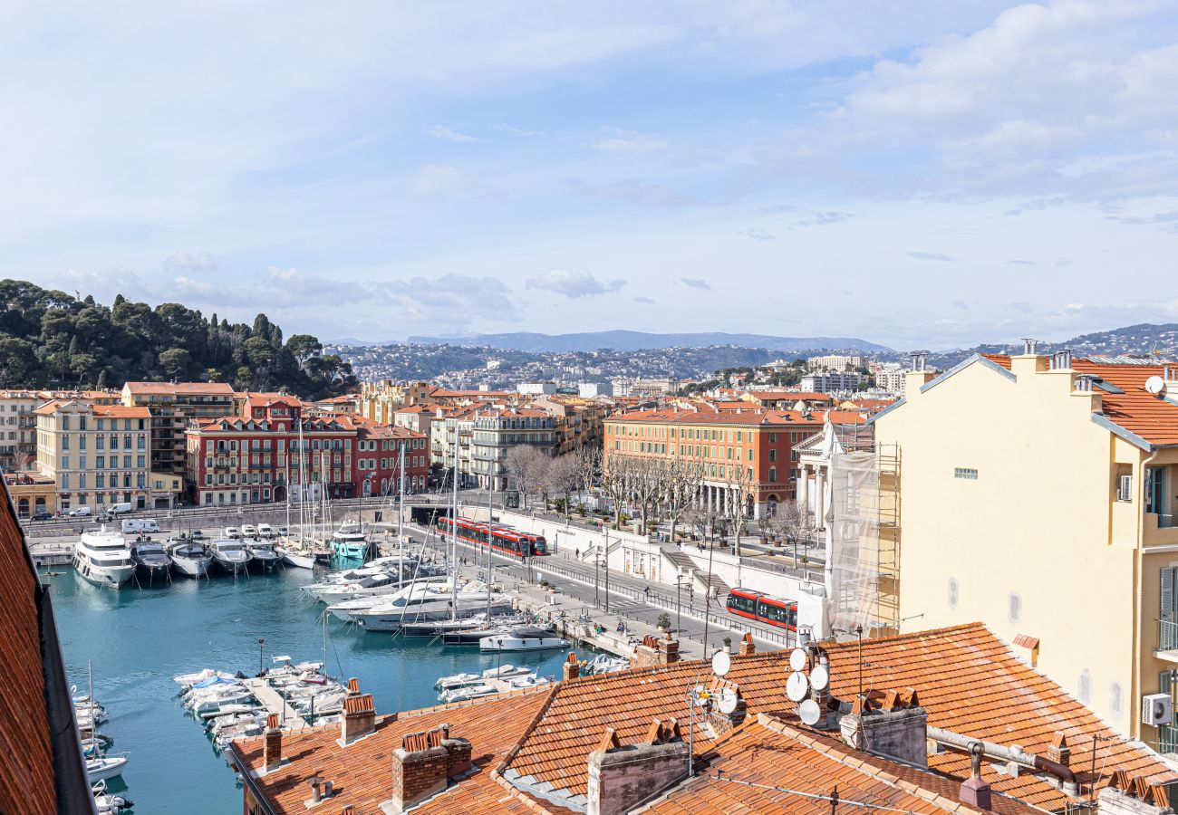 Appartement à Nice - Vue Extraordinaire sur le Port & Parking - 2 pièces