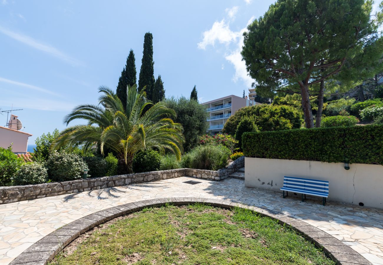 Appartement à Villefranche-sur-Mer - Vue Mer, Parc, Piscine & Tennis - 3 Pièces