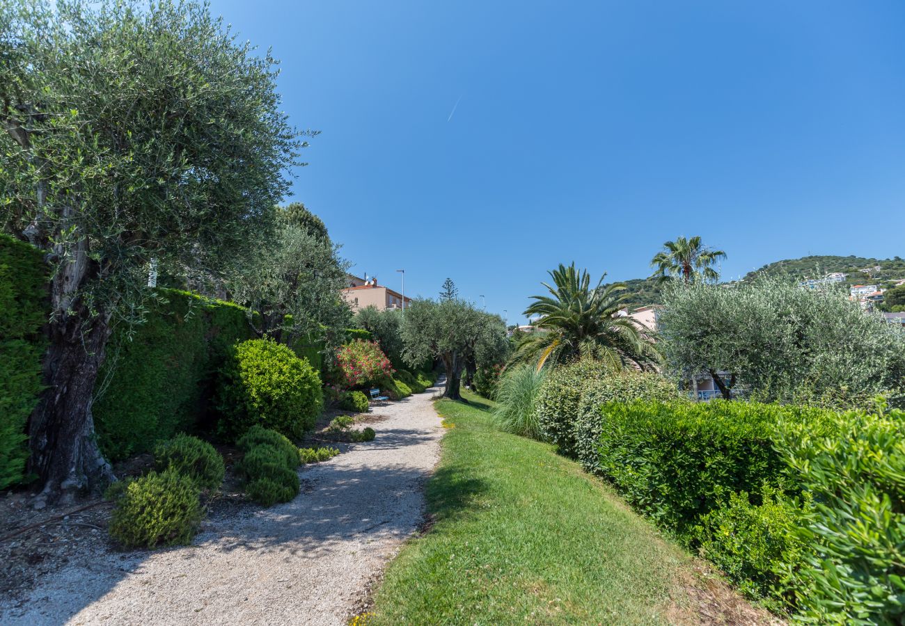 Appartement à Villefranche-sur-Mer - Vue Mer, Parc, Piscine & Tennis - 3 Pièces