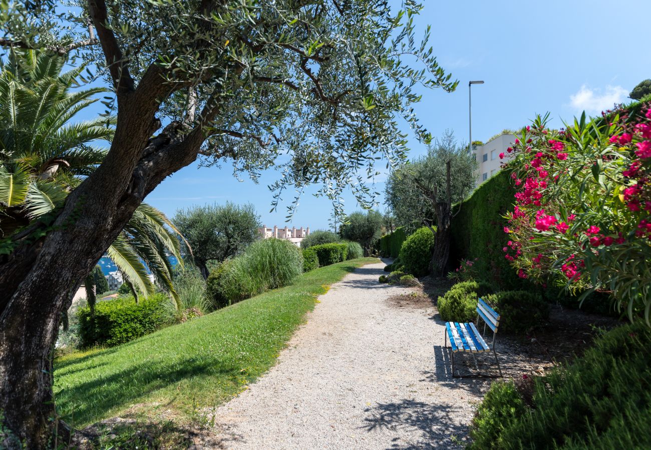 Appartement à Villefranche-sur-Mer - Vue Mer, Parc, Piscine & Tennis - 3 Pièces