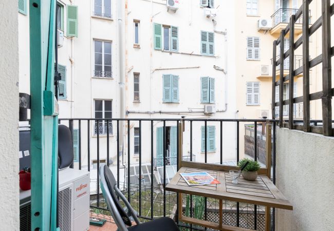 Appartement à Nice - Place Magenta - 2 Pièces Climatisé Plein Centre  Appartement à Nice - Place Magenta - 2 Pièces Climatisé Plein Centre