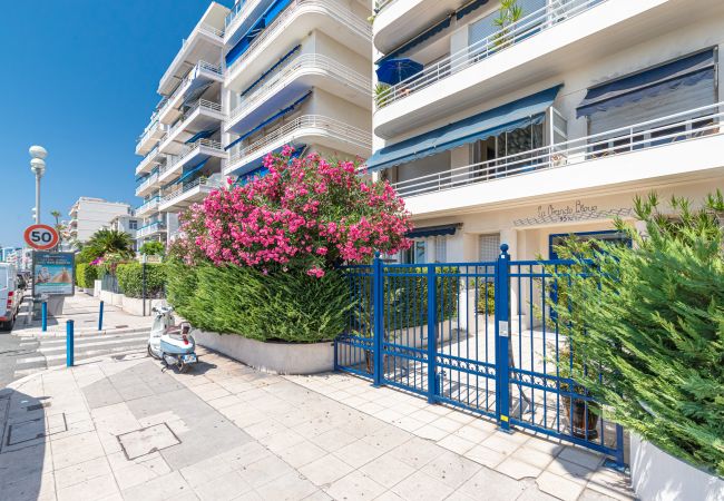 Appartement à Nice - Promenade des Anglais - 3 Pièces Grande Terrasse Appartement à Nice - Promenade des Anglais - 3 Pièces Grande Terrasse