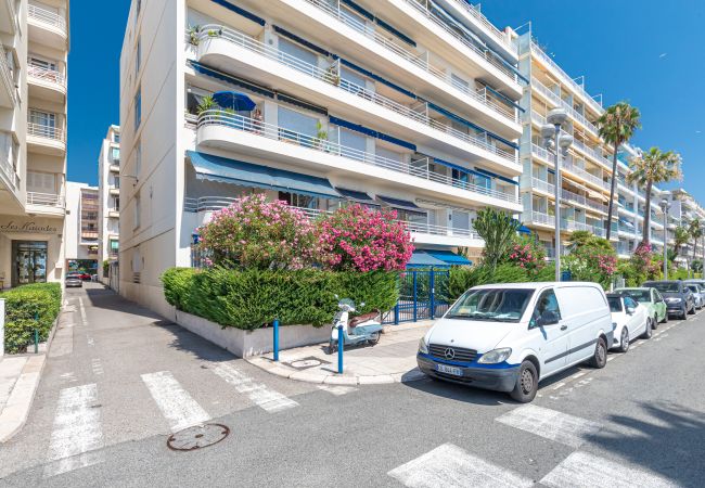Appartement à Nice - Promenade des Anglais - 3 Pièces Grande Terrasse Appartement à Nice - Promenade des Anglais - 3 Pièces Grande Terrasse