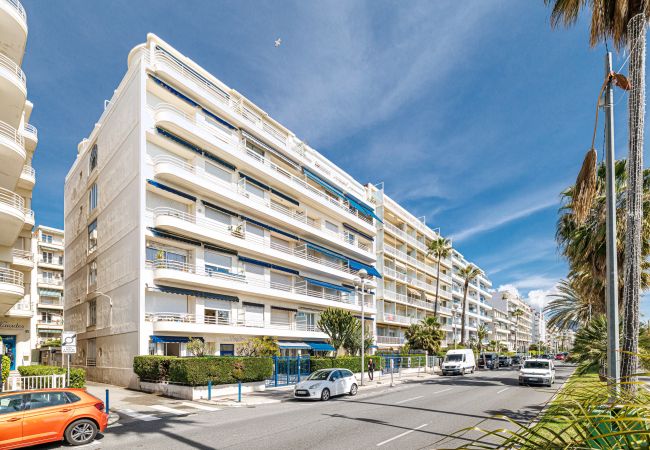Appartement à Nice - Promenade des Anglais - 3 Pièces Grande Terrasse Appartement à Nice - Promenade des Anglais - 3 Pièces Grande Terrasse