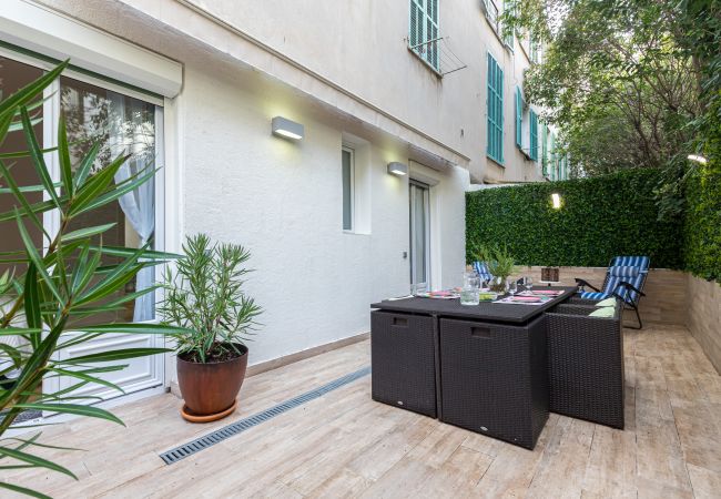 Appartement à Nice - Chaleureux 3 Pièces en Centre-Ville, Clim & Large Terrasse à 400m de la Mer Appartement à Nice - Chaleureux 3 Pièces en Centre-Ville, Clim & Large Terrasse à 400m de la Mer