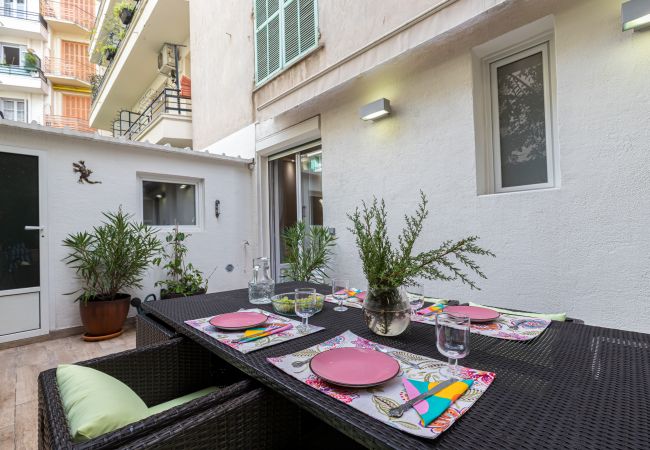 Appartement à Nice - Chaleureux 3 Pièces en Centre-Ville, Clim & Large Terrasse à 400m de la Mer Appartement à Nice - Chaleureux 3 Pièces en Centre-Ville, Clim & Large Terrasse à 400m de la Mer