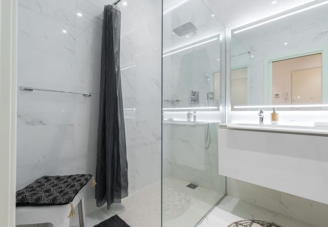 Appartement à Nice - Chaleureux 3 Pièces en Centre-Ville, Clim & Large Terrasse à 400m de la Mer Appartement à Nice - Chaleureux 3 Pièces en Centre-Ville, Clim & Large Terrasse à 400m de la Mer
