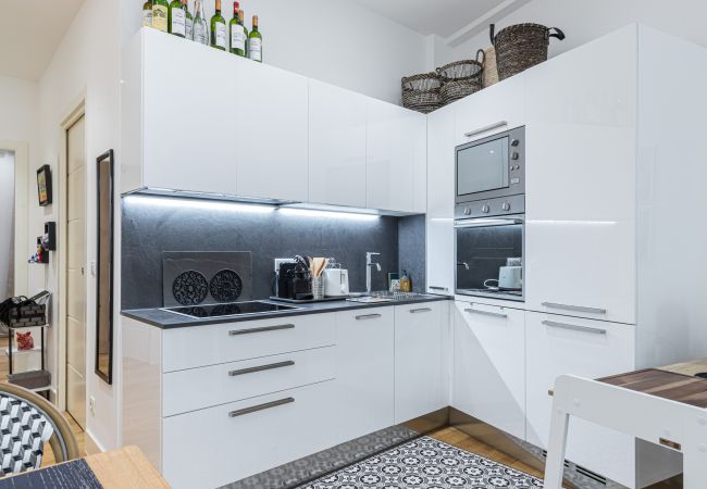 Appartement à Nice - Chaleureux 3 Pièces en Centre-Ville, Clim & Large Terrasse à 400m de la Mer Appartement à Nice - Chaleureux 3 Pièces en Centre-Ville, Clim & Large Terrasse à 400m de la Mer