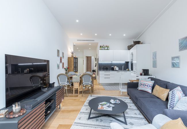 Appartement à Nice - Chaleureux 3 Pièces en Centre-Ville, Clim & Large Terrasse à 400m de la Mer Appartement à Nice - Chaleureux 3 Pièces en Centre-Ville, Clim & Large Terrasse à 400m de la Mer