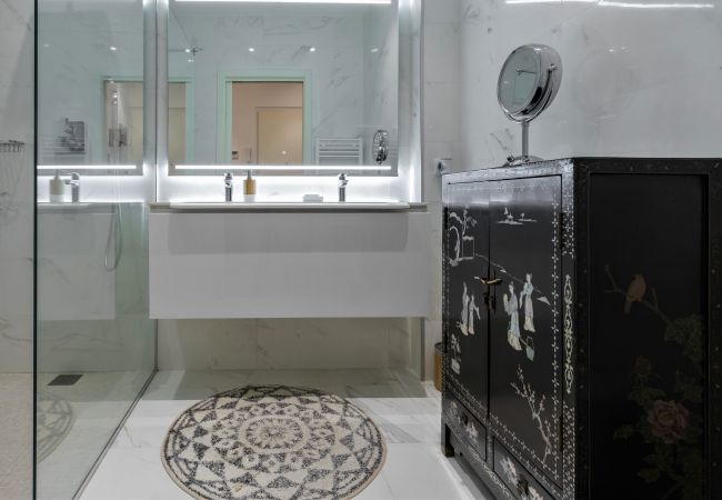 Appartement à Nice - Chaleureux 3 Pièces en Centre-Ville, Clim & Large Terrasse à 400m de la Mer Appartement à Nice - Chaleureux 3 Pièces en Centre-Ville, Clim & Large Terrasse à 400m de la Mer