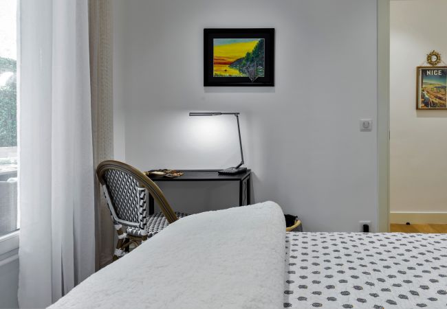 Appartement à Nice - Chaleureux 3 Pièces en Centre-Ville, Clim & Large Terrasse à 400m de la Mer Appartement à Nice - Chaleureux 3 Pièces en Centre-Ville, Clim & Large Terrasse à 400m de la Mer