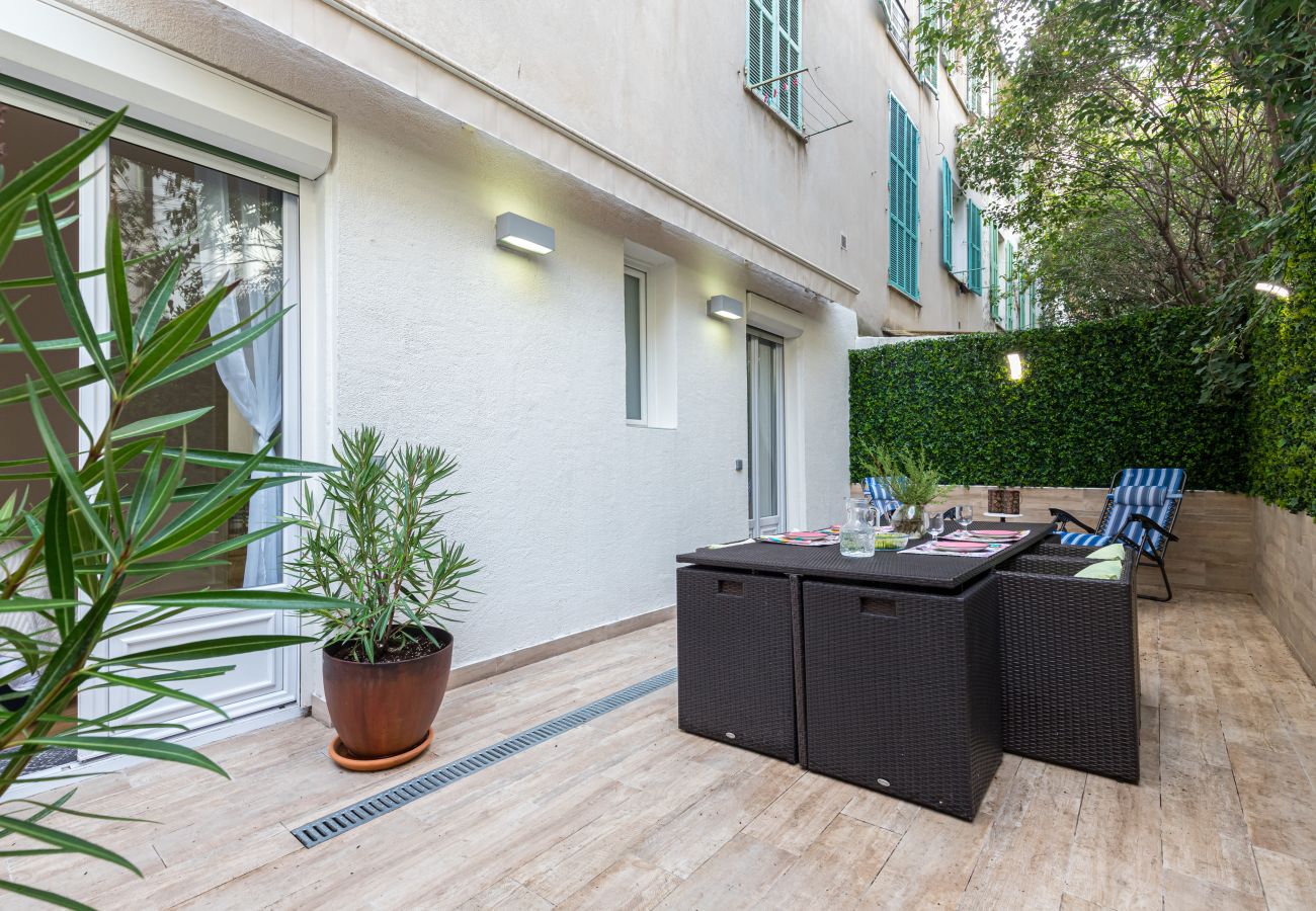 Appartement à Nice - Chaleureux 3 Pièces en Centre-Ville, Clim & Large Terrasse à 400m de la Mer