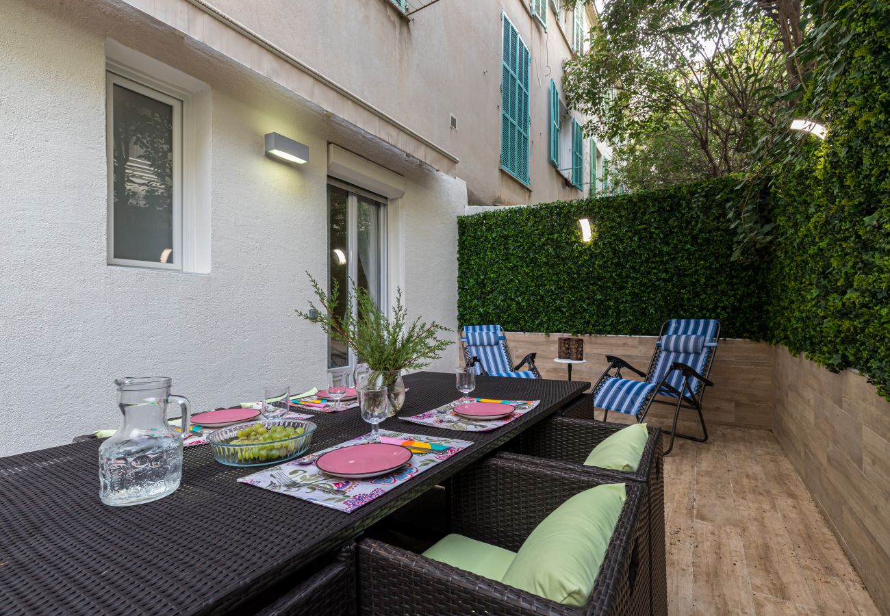 Appartement à Nice - Chaleureux 3 Pièces en Centre-Ville, Clim & Large Terrasse à 400m de la Mer