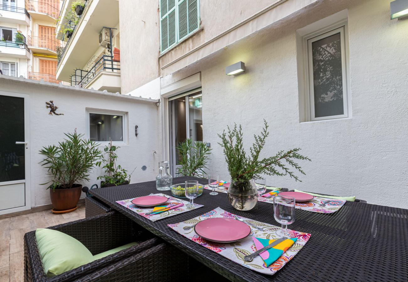 Appartement à Nice - Chaleureux 3 Pièces en Centre-Ville, Clim & Large Terrasse à 400m de la Mer