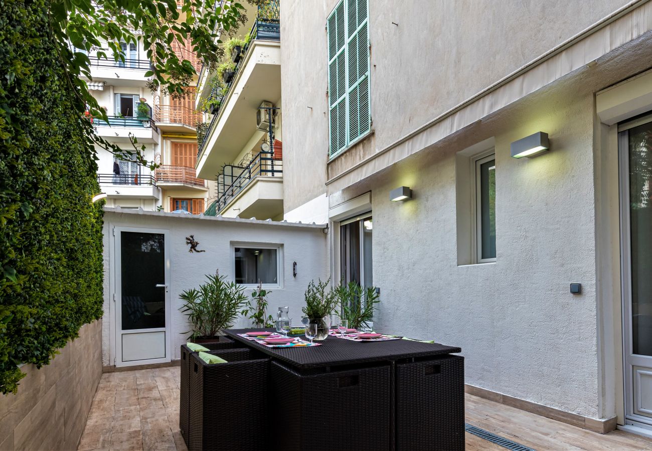 Appartement à Nice - Chaleureux 3 Pièces en Centre-Ville, Clim & Large Terrasse à 400m de la Mer