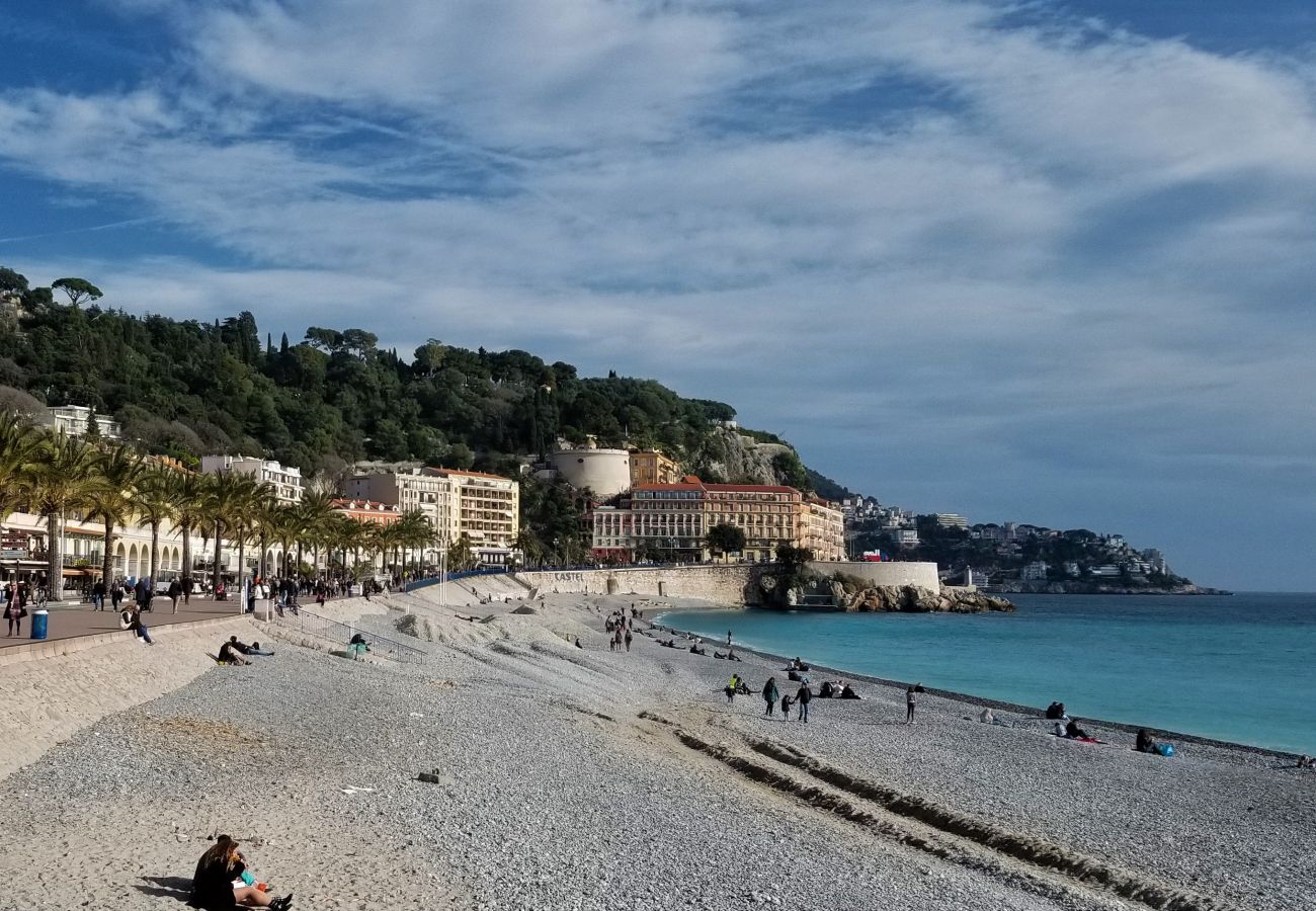 Appartement à Nice - Chaleureux 3 Pièces en Centre-Ville, Clim & Large Terrasse à 400m de la Mer