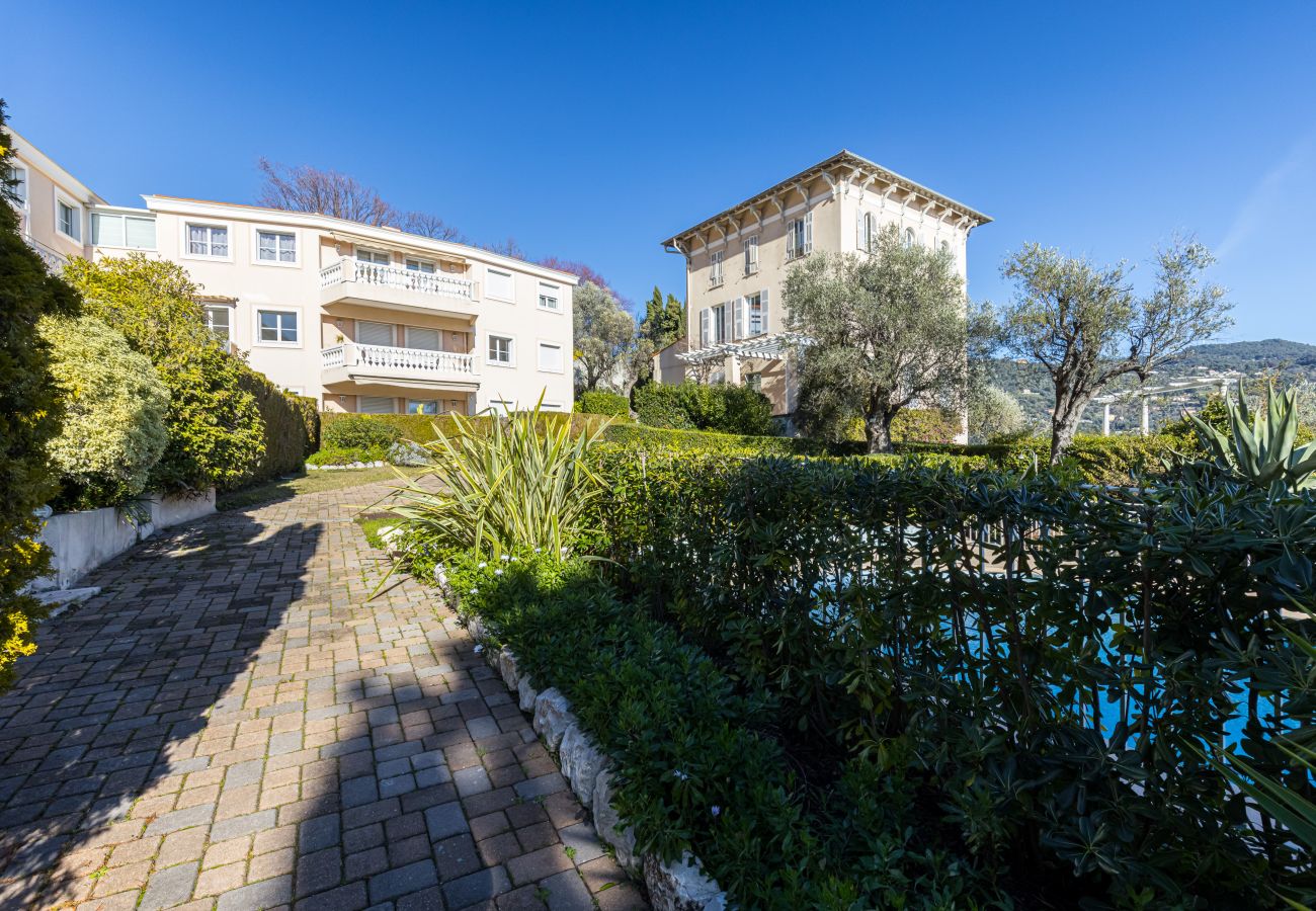 Appartement à Nice - Au Calme et vue dégagée, 2 Pièces avec Piscine & Garage