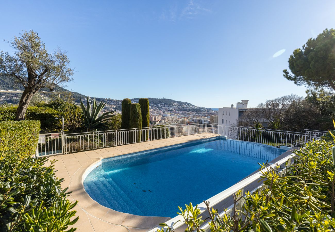 Appartement à Nice - Au Calme et vue dégagée, 2 Pièces avec Piscine & Garage