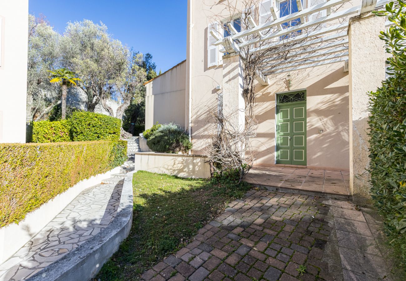 Appartement à Nice - Au Calme et vue dégagée, 2 Pièces avec Piscine & Garage