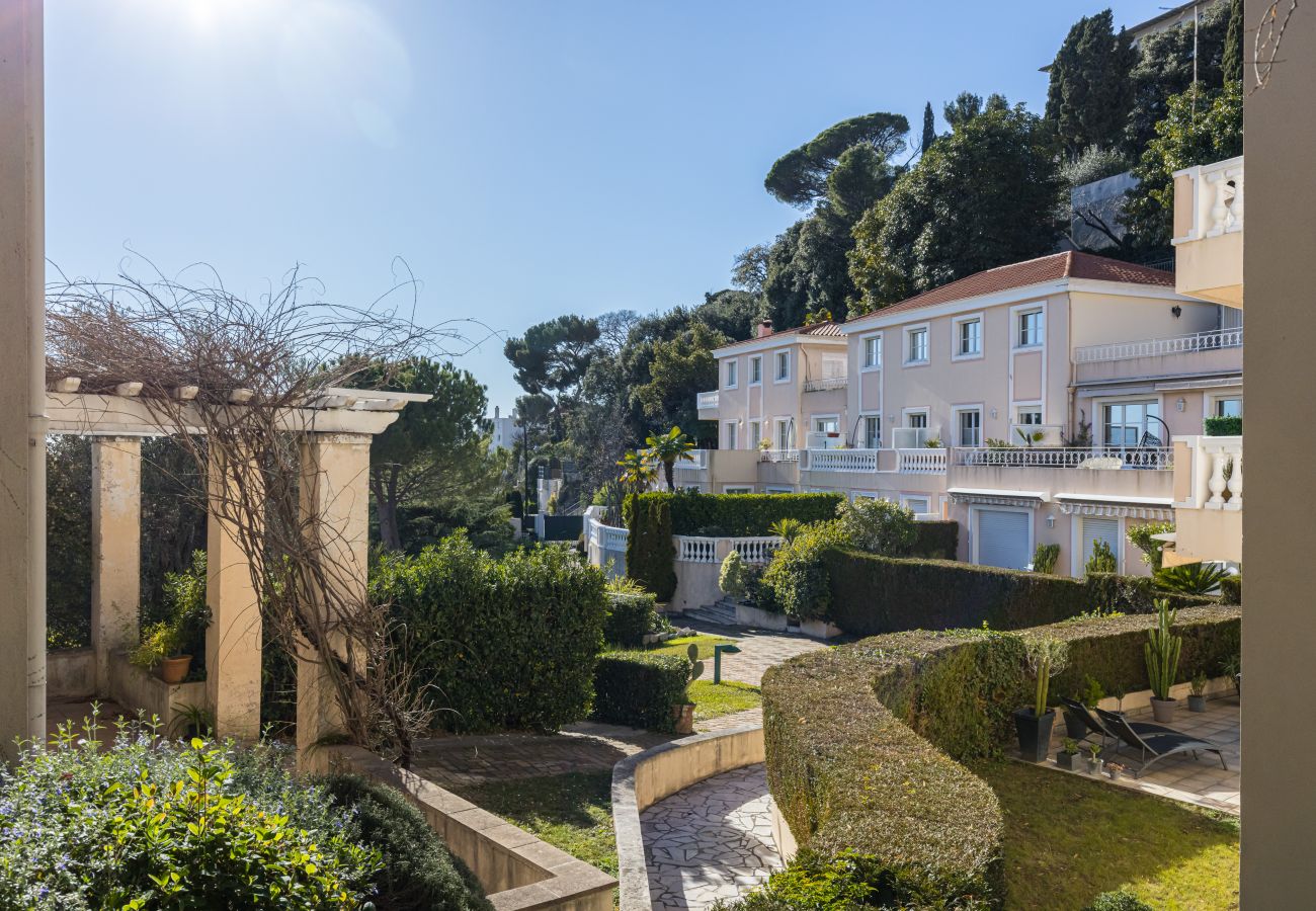 Appartement à Nice - Au Calme et vue dégagée, 2 Pièces avec Piscine & Garage