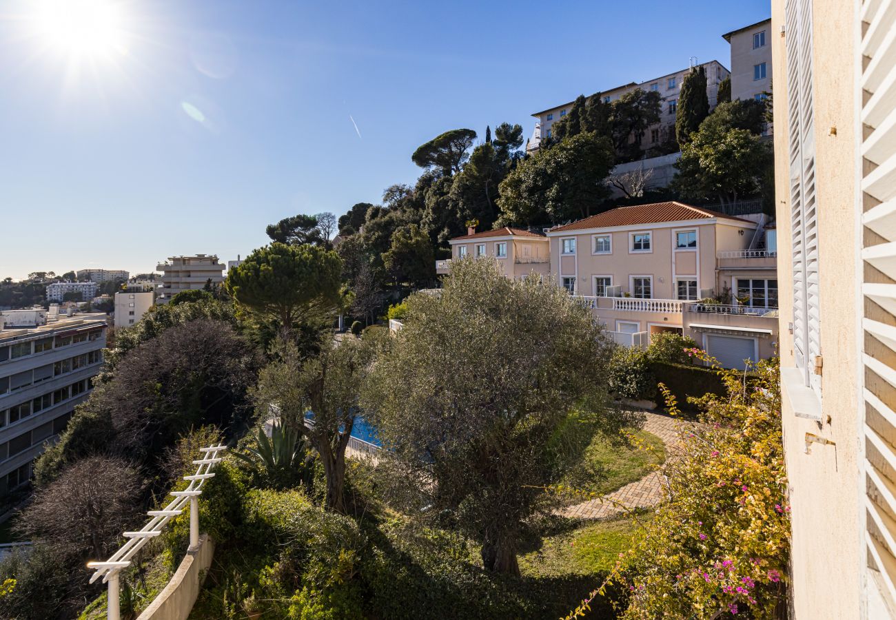 Appartement à Nice - Au Calme et vue dégagée, 2 Pièces avec Piscine & Garage