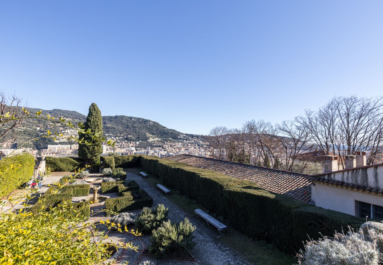 Appartement à Nice - Au Calme et vue dégagée, 2 Pièces avec Piscine & Garage