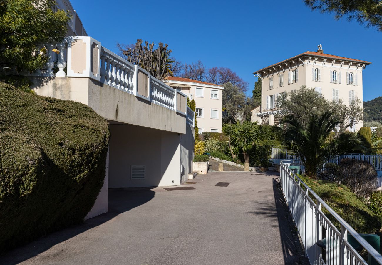 Appartement à Nice - Au Calme et vue dégagée, 2 Pièces avec Piscine & Garage