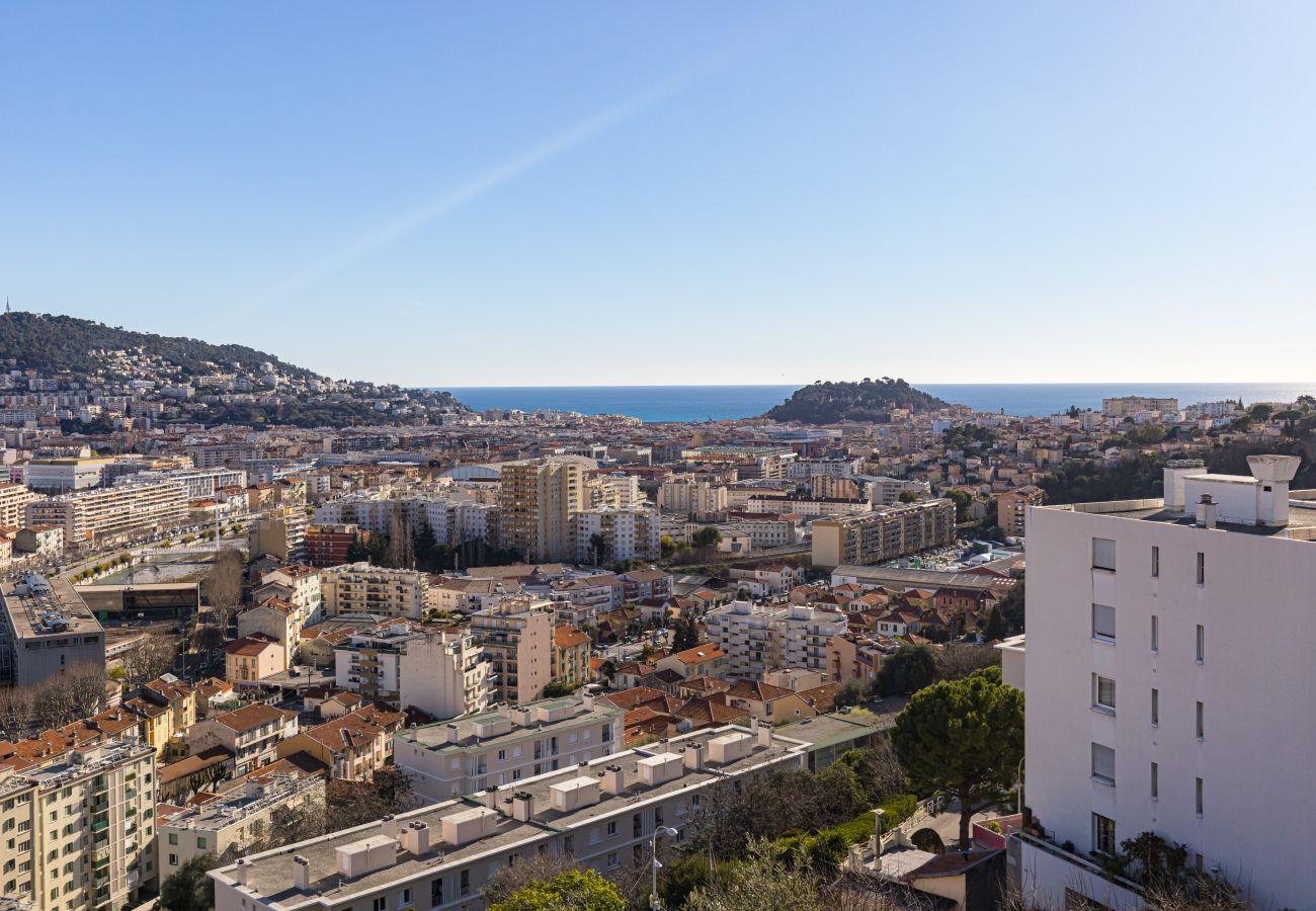 Appartement à Nice - Au Calme et vue dégagée, 2 Pièces avec Piscine & Garage