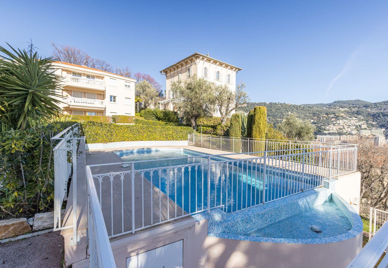 Appartement à Nice - Au Calme et vue dégagée, 2 Pièces avec Piscine & Garage