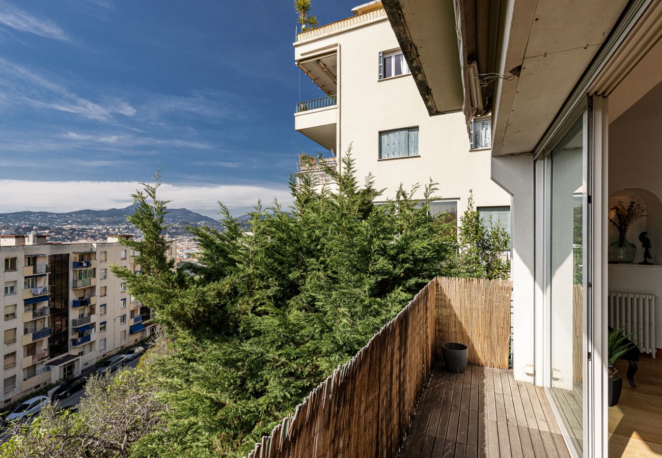 Appartement à Nice - Lumineux 3 Pièces avec Petit Jardin