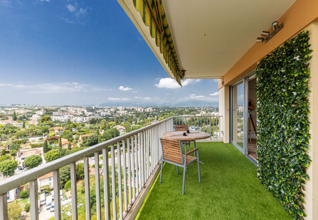  à Antibes - 2 Pièces Style Loft - Vue Panoramique Piscine & Garage