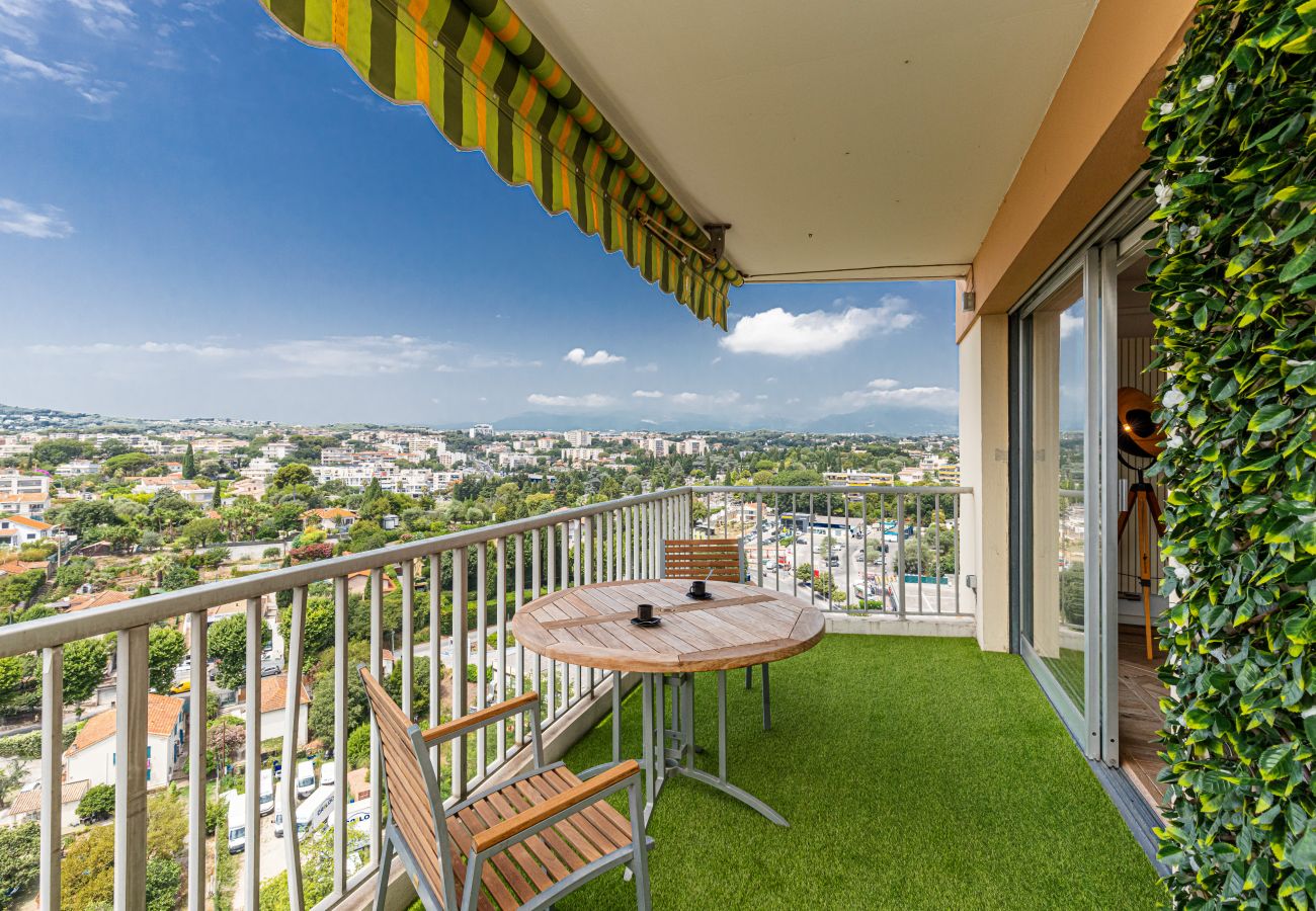 Appartement à Antibes - 2 Pièces Style Loft - Vue Panoramique Piscine & Garage