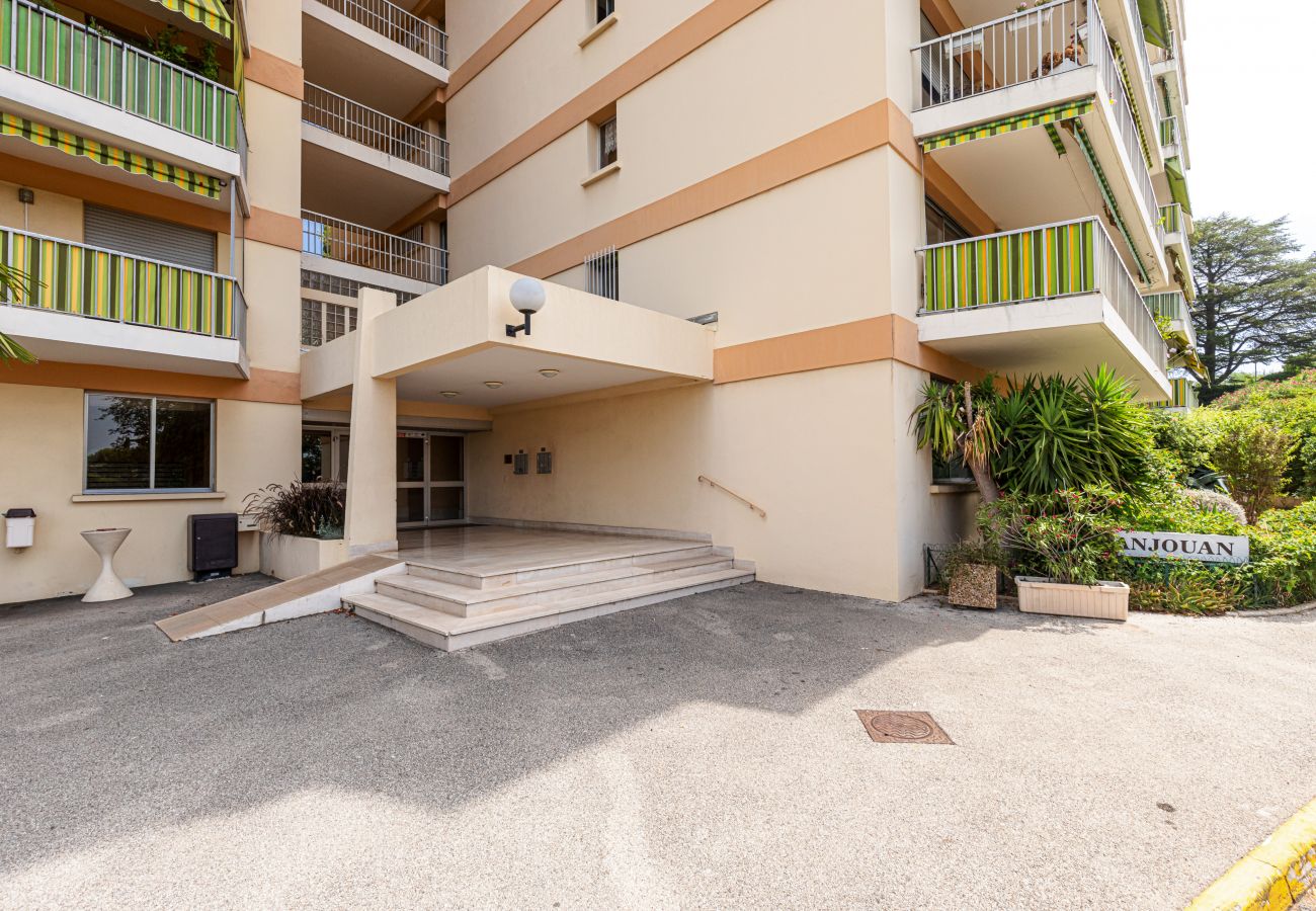 Appartement à Antibes - 2 Pièces Style Loft - Vue Panoramique Piscine & Garage