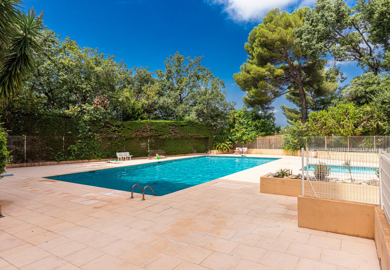 Appartement à Antibes - 2 Pièces Style Loft - Vue Panoramique Piscine & Garage