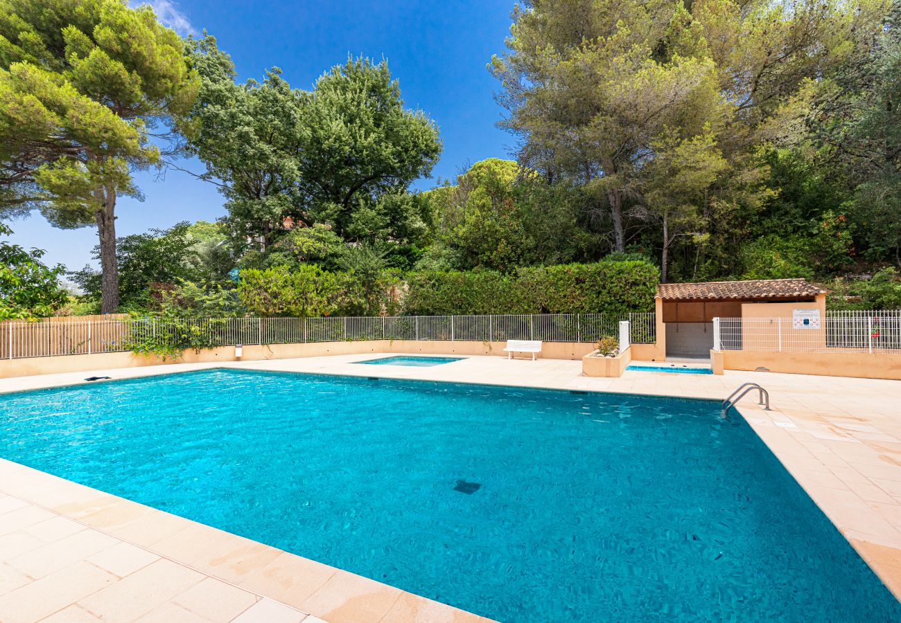 Appartement à Antibes - 2 Pièces Style Loft - Vue Panoramique Piscine & Garage